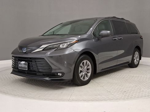 Used 2025 Toyota Sienna XLE w/ XLE Plus Package FWD image 70