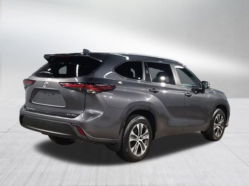 Used 2024 Toyota Highlander XLE image 7