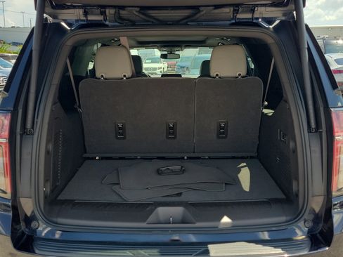 Used 2022 Chevrolet Suburban LT w/ LT Signature Plus Package RWD image 8