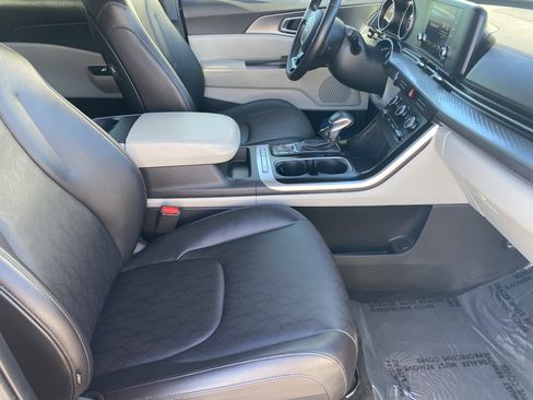 Used 2024 Kia Carnival LX image 11