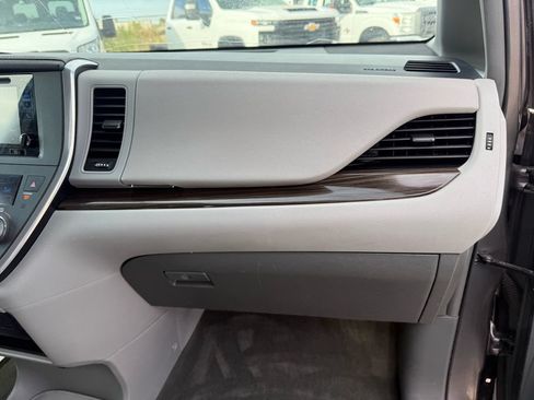 Used 2017 Toyota Sienna XLE w/ XLE Navigation Package AWD/4WD image 19