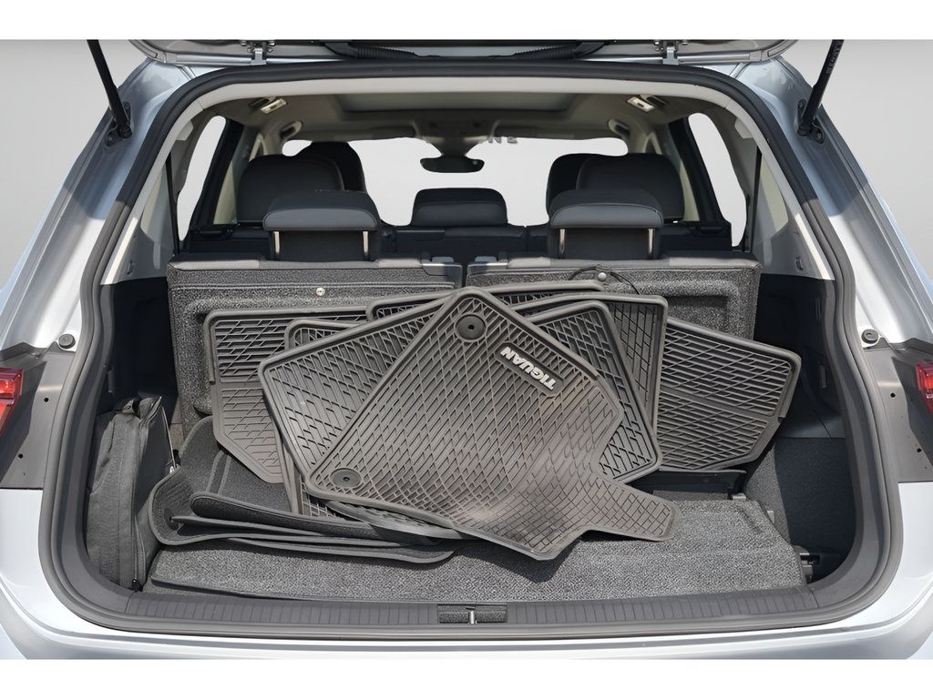 Used 2023 Volkswagen Tiguan SE w/ Panoramic Sunroof Package FWD image 11