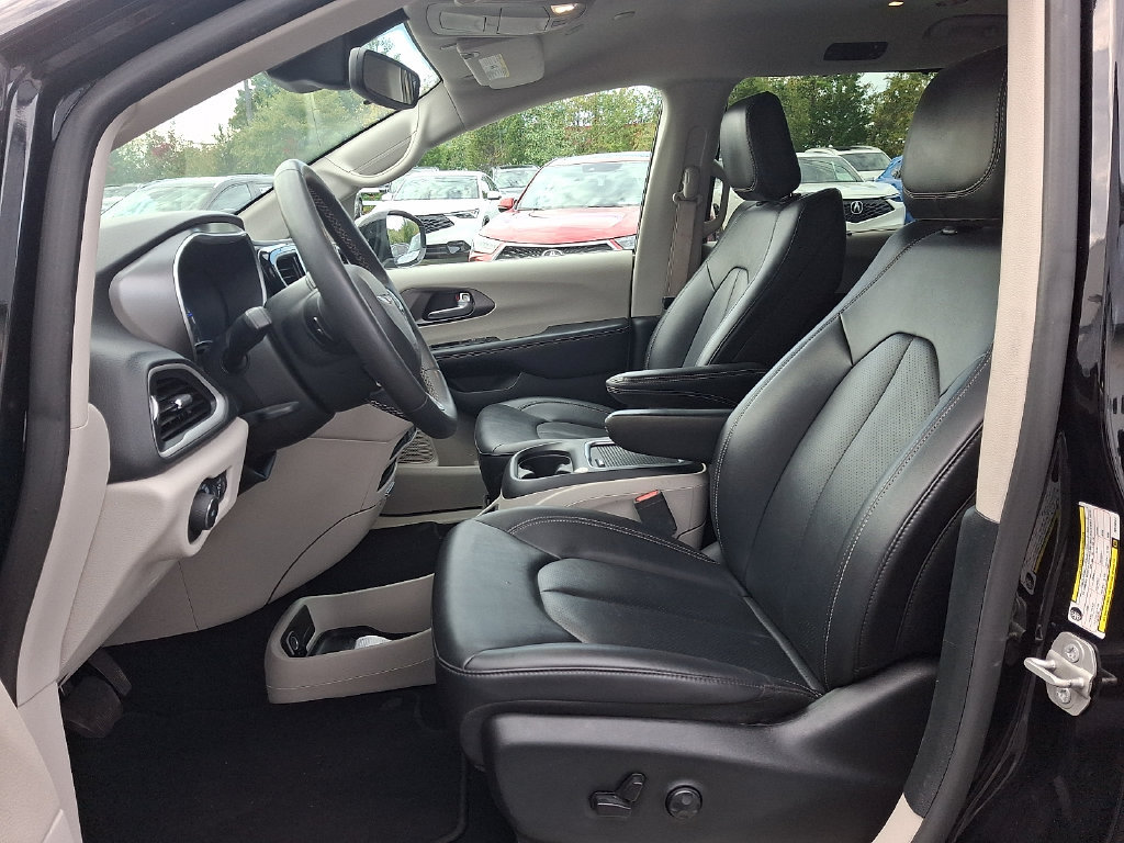 Used 2024 Chrysler Pacifica Touring-L FWD image 14