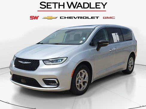 Used 2024 Chrysler Pacifica Limited FWD image 3