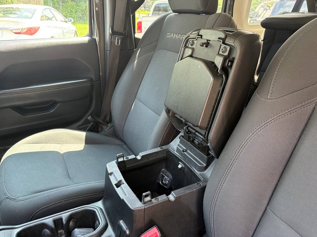 Used 2018 Jeep Wrangler Unlimited Sahara AWD/4WD image 13