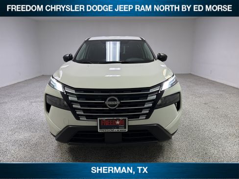 Used 2024 Nissan Rogue S FWD image 2