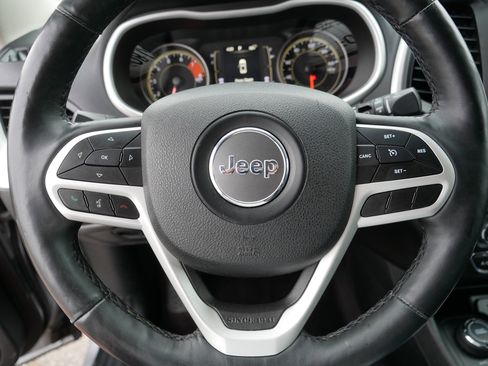 Used 2018 Jeep Cherokee Latitude Plus w/ Cold Weather Group AWD/4WD image 25