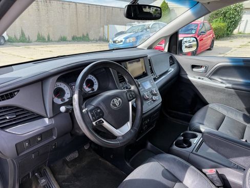 Used 2017 Toyota Sienna SE Premium image 5