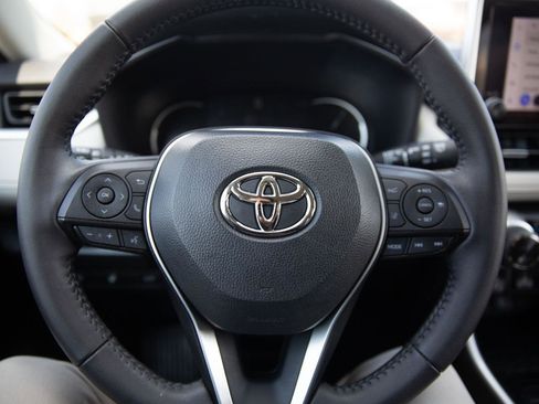 Used 2023 Toyota RAV4 XLE Premium image 5