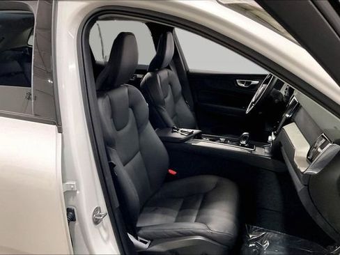 Certified 2025 Volvo XC60 B5 Plus image 8