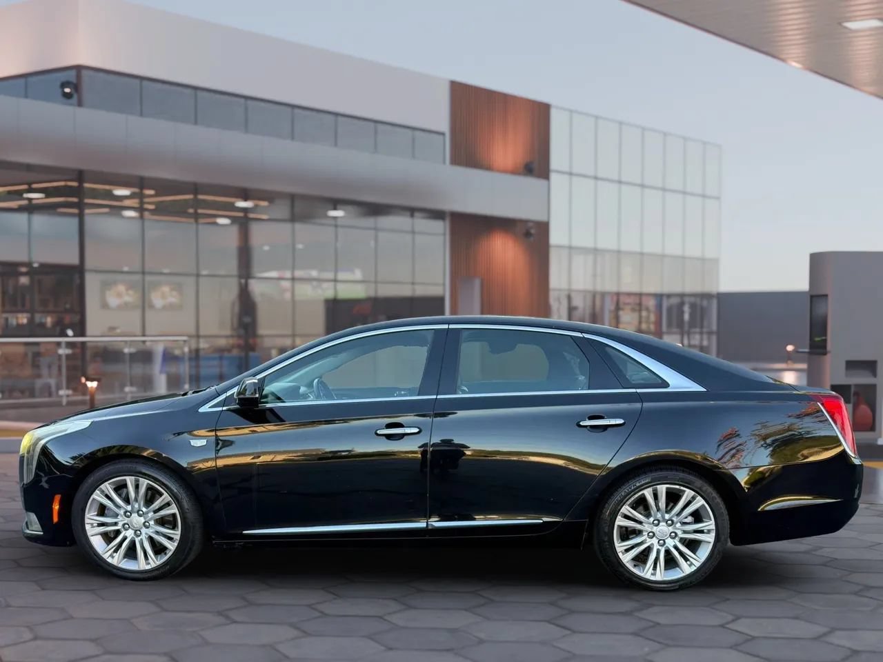 Used 2018 Cadillac XTS Luxury AWD/4WD image 2