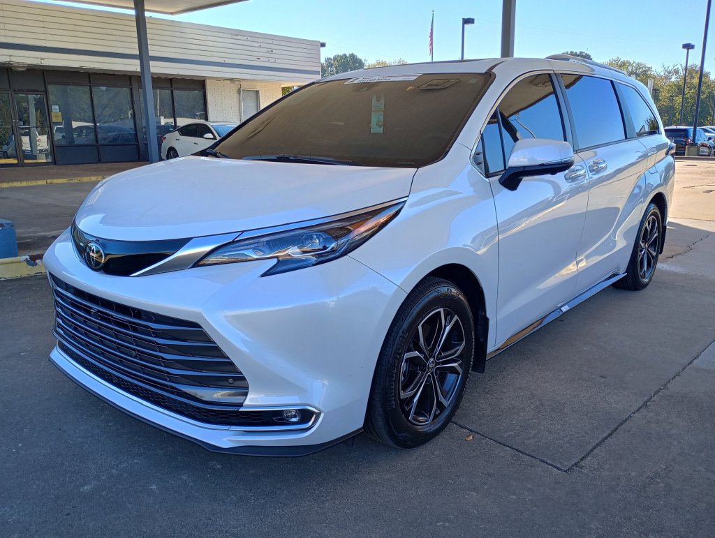 Used 2026 Toyota Sienna Platinum AWD/4WD image 2