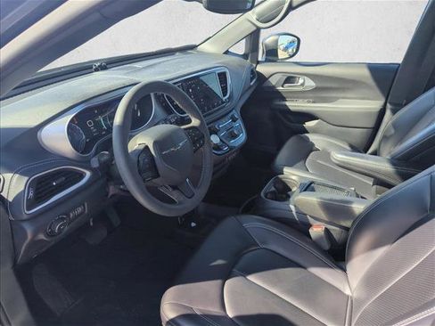 Used 2023 Chrysler Pacifica Touring-L w/ S Appearance Package image 19