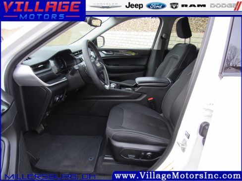 Used 2023 Jeep Grand Cherokee Laredo image 16