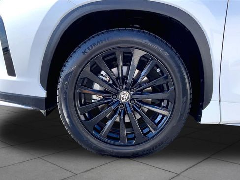 Used 2023 Toyota Highlander XSE FWD image 10