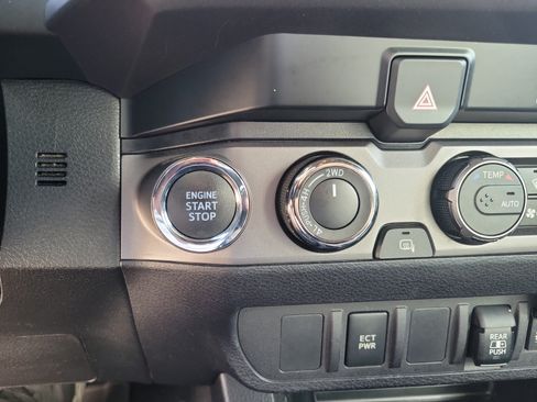 Used 2021 Toyota Tacoma TRD Off-Road AWD/4WD image 19