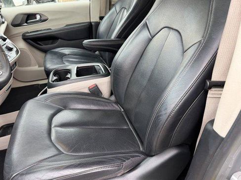 Used 2022 Chrysler Pacifica Touring-L image 22