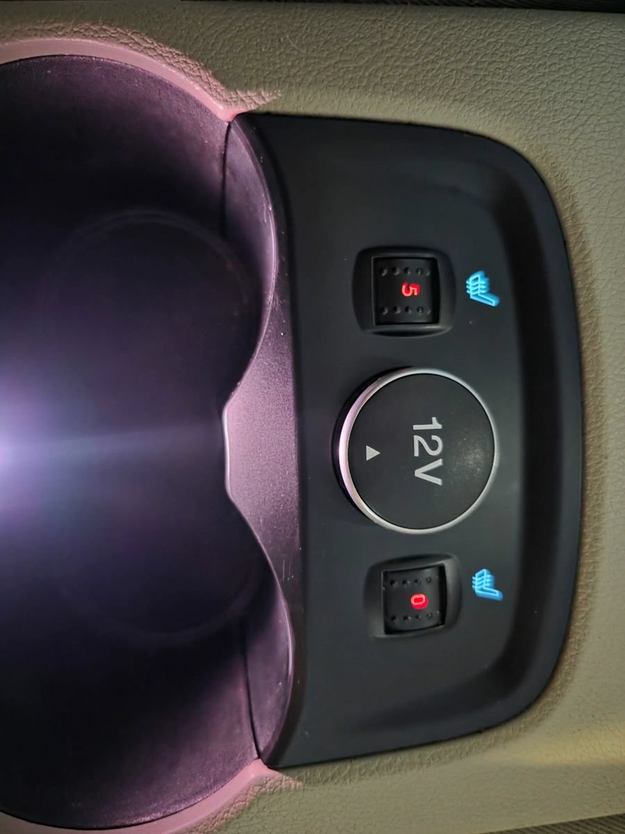 Used 2012 Ford Focus SEL w/ SEL/Titanium Winter Pkg FWD image 16