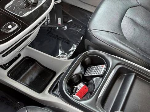 Used 2018 Chrysler Pacifica Touring-L image 15