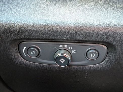 Used 2021 Chevrolet Traverse LT image 18