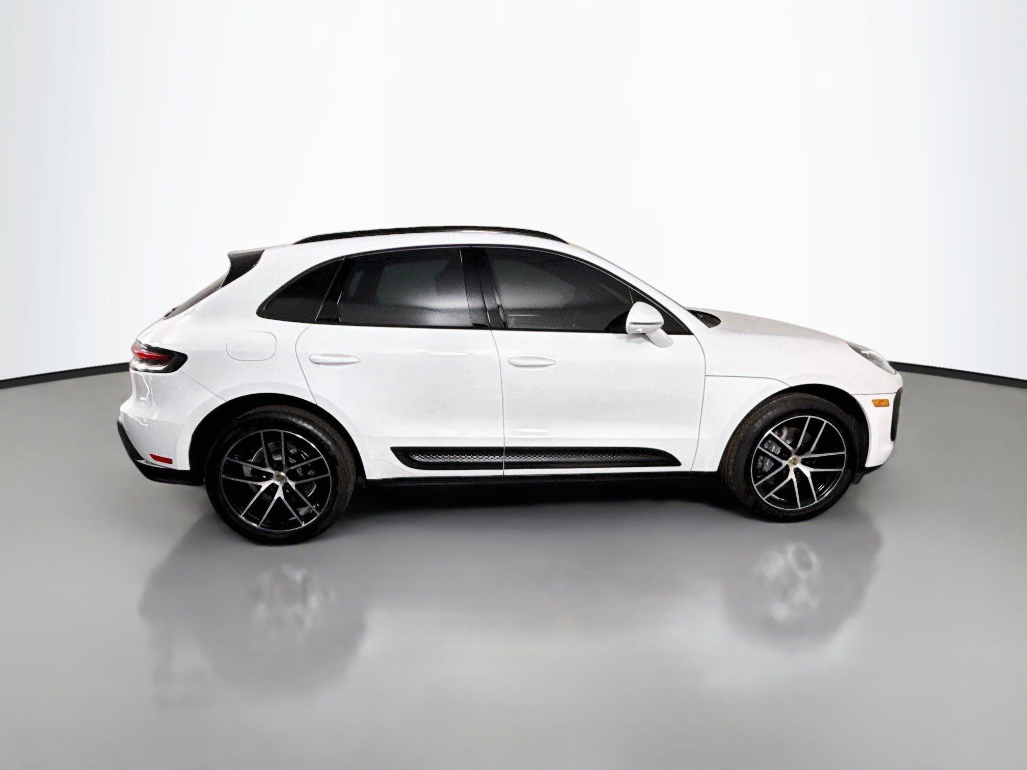 Used 2024 Porsche Macan w/ Premium Plus Package AWD/4WD image 11
