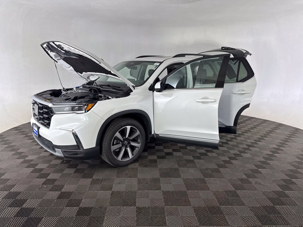 Certified 2025 Honda Pilot Touring image 15