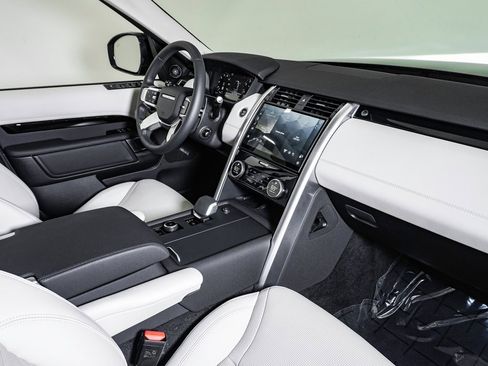 Used 2025 Land Rover Discovery S image 14