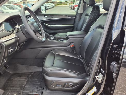 Used 2024 Jeep Grand Cherokee Limited w/ Black Appearance Package image 12