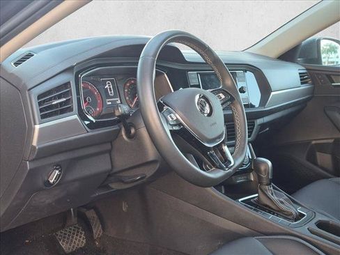 Used 2021 Volkswagen Jetta SE FWD image 2