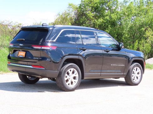 Certified 2023 Jeep Grand Cherokee Limited AWD/4WD image 3
