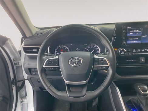 Used 2022 Toyota Highlander XLE image 12