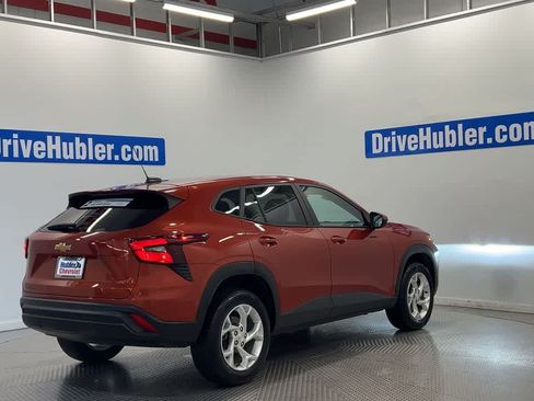 Used 2024 Chevrolet Trax LS w/ LS Convenience Package FWD image 2