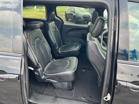 Used 2025 Chrysler Pacifica Limited FWD image 34