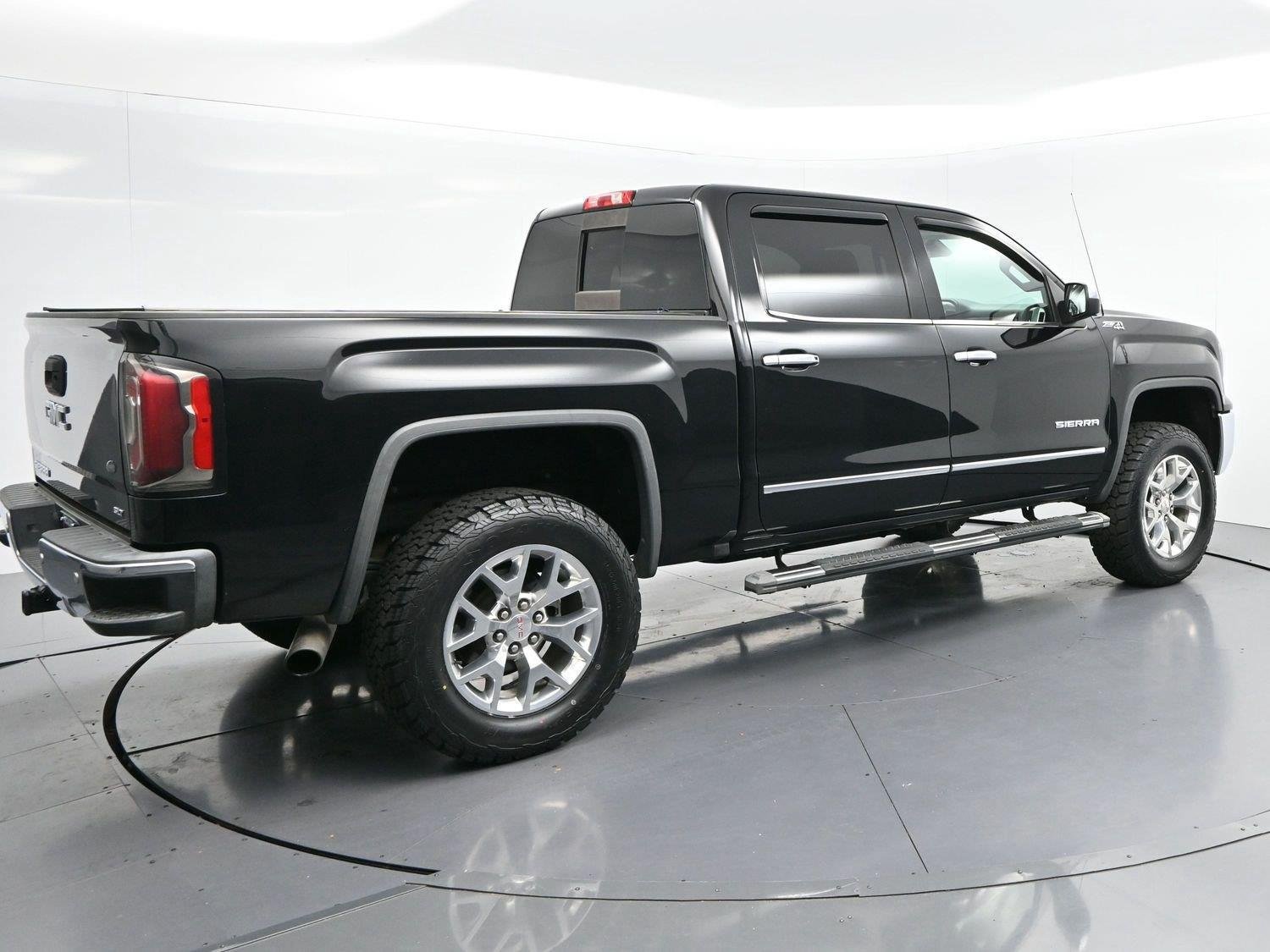 Used 2017 GMC Sierra 1500 SLT w/ Enhanced Driver Alert Package AWD/4WD image 7