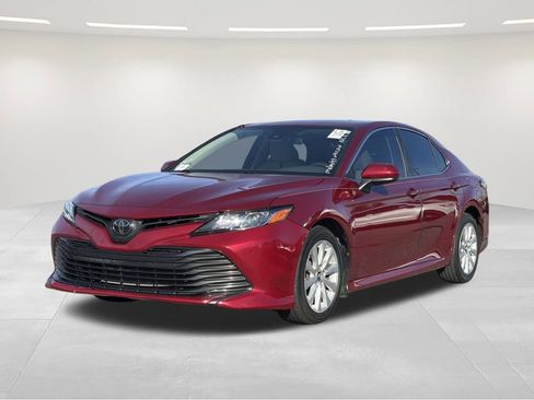 Used 2019 Toyota Camry LE image 1