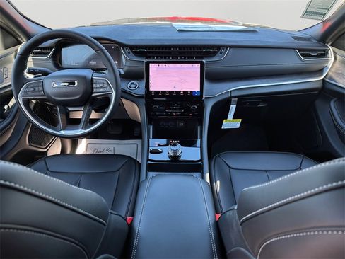 New 2025 Jeep Grand Cherokee Limited w/ Black Appearance Package image 17