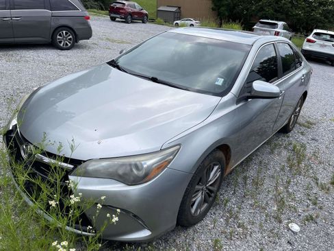 Used 2017 Toyota Camry SE w/ Moonroof Package FWD image 2
