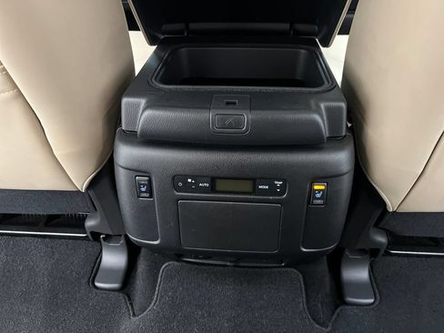Used 2022 Nissan Armada Platinum w/ Captain's Chairs Package RWD image 33