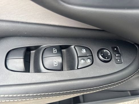Used 2023 Nissan Murano SV w/ SV Midnight Edition Package FWD image 16