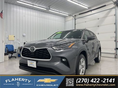 Used 2024 Toyota Highlander LE AWD/4WD image 6