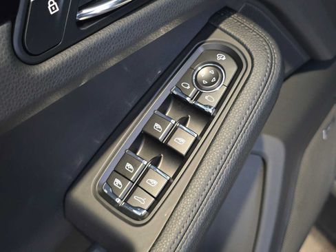 Used 2025 Porsche Macan AWD/4WD image 25