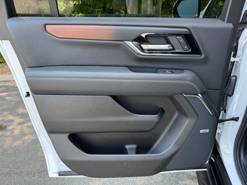 Used 2025 GMC Yukon XL Denali AWD/4WD image 47