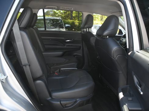 Used 2025 Toyota Grand Highlander AWD image 18