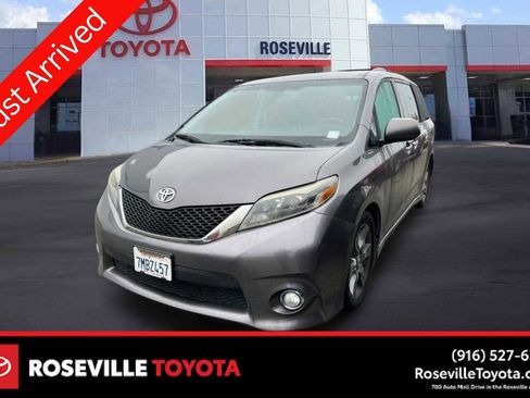Used 2015 Toyota Sienna SE image 1