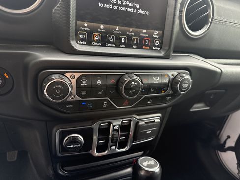 Used 2022 Jeep Wrangler Unlimited Sahara w/ Cold Weather Group AWD/4WD image 30