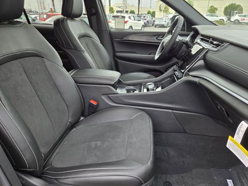 New 2025 Jeep Grand Cherokee L Altitude image 36