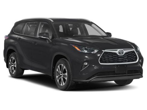Used 2025 Toyota Highlander XLE FWD image 6