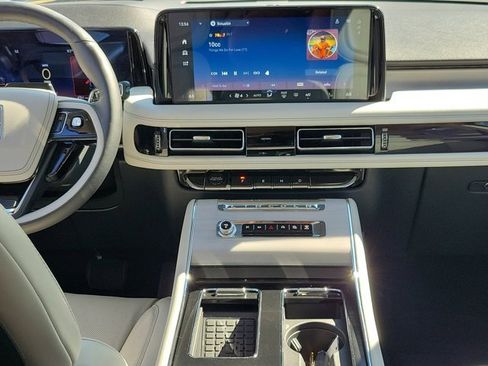 Certified 2025 Lincoln Aviator Reserve w/ Luxury Package image 21