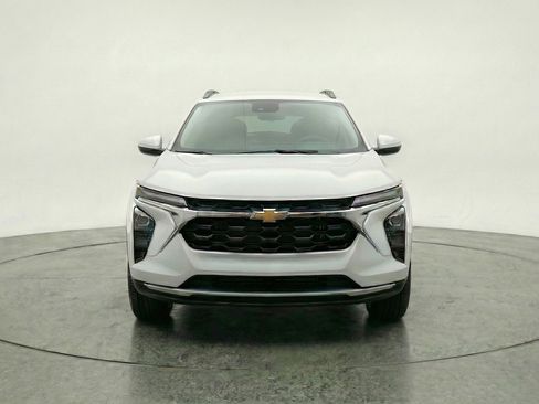 Used 2025 Chevrolet Trax LT image 2