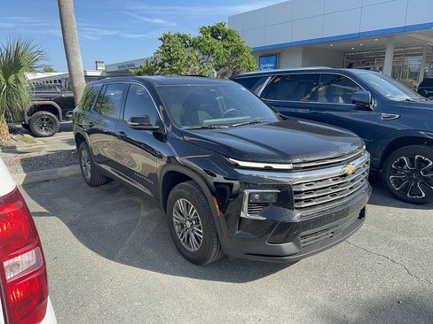 Used 2025 Chevrolet Traverse LT FWD image 1